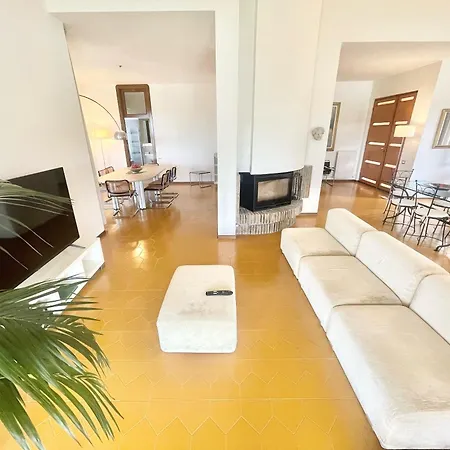 Fabulous In Location With Sensational Views - Sleeps 14 Villa