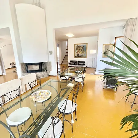 Villa Fabulous In Location With Sensational Views - Sleeps 14