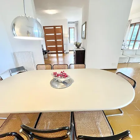 Fabulous In Location With Sensational Views - Sleeps 14 Villa