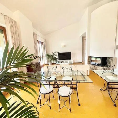 Fabulous In Location With Sensational Views - Sleeps 14 Villa *